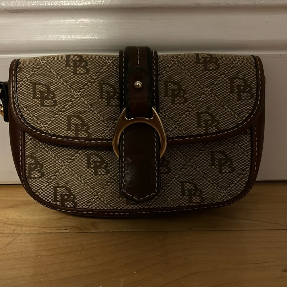Dooney & Bourke pouch